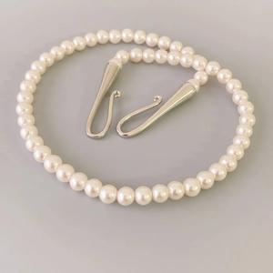 Collier de perles minimaliste avec perles crème rondes et fermoir crochet argenté