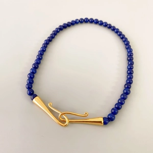 Collier en perles de lapis-lazuli avec fermoir crochet en S doré élégant et embouts coniques