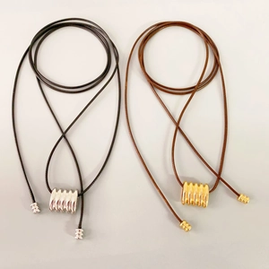 Collier Long Minimaliste En Laiton Pendentif Cylindre Spirale Plaqué Or 18K Cordon Cuir Réglable Bijoux Élégants Femmes