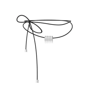Vue détaillée du collier long en cordon de cuir noir avec perle coulissante argentée