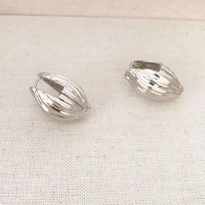 Boucles d'oreilles broche en argent minimalistes avec texture végétale et design évidé