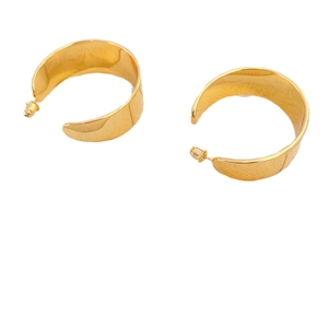 Boucles d'oreilles créoles larges en forme de C avec finition miroir dorée pour femmes