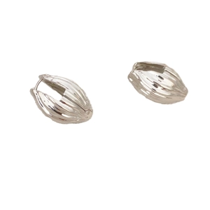 Boucles d'oreilles argentées style nouveau chinois avec rayures texturées et vagues