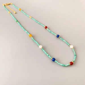 Collana artigianale di perline con pietre naturali e accenti colorati da donna