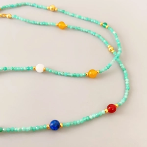 Collana artigianale di perline in pietra naturale, giada bianca e gemme colorate