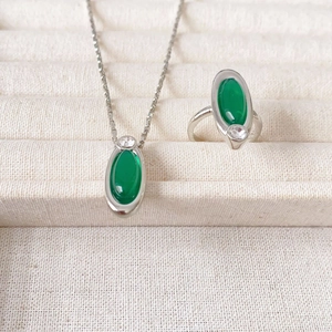 Schmuckset mit grünem Chalzedon, ovalem Anhänger-Halskette und offenem Ring in Silber