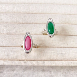 Vintage-Ringe mit ovalen rosa und grünen Edelsteinen auf silbernen Metallbändern