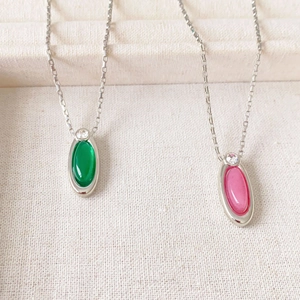 Elegante Halsketten mit ovalem grünem Chalzedon und rosa Achat an Silberanhängern
