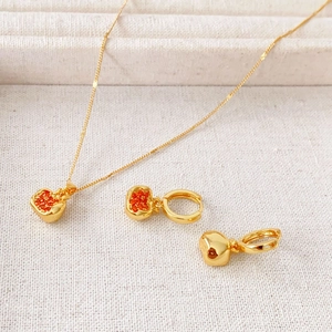 Elegantes Set aus goldener Halskette und Granatapfel-Ohrringen mit roten Kristallen
