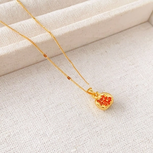 Granatapfel-Halskette in Gold mit funkelnden roten Zirkonia-Steinen im Pavé-Stil