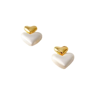 Boucles d'oreilles cœur minimalistes avec métal doré et incrustation d'émail blanc