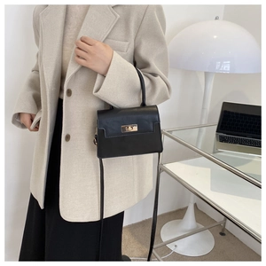 Sac à bandoulière classique en cuir noir avec fermoir tournant en métal doré et poignée
