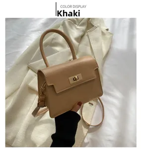 Vue détaillée du sac en cuir kaki avec fermoir tournant doré et bandoulière réglable