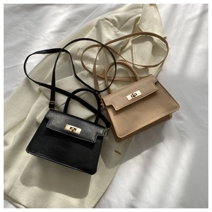 Détail de sacs à main élégants en cuir avec fermoir rotatif doré en noir et beige