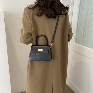 Sac à main classique en cuir noir avec boucle dorée et bandoulière amovible