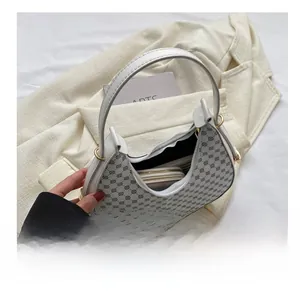 Detail der weißen Mondsichel-Tasche mit Innenraum für eine lange Geldbörse