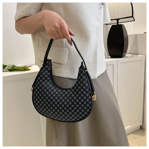 Detailansicht einer schwarzen Halbmond-Tasche mit grauen Mustern und goldenen Schnallen