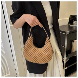 Detailansicht der Vintage-Hobo-Tasche mit geometrischen Mustern und Lederriemen