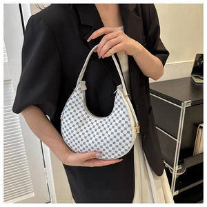 Nahaufnahme der weißen Hobo-Tasche mit schwarzem geometrischem Muster und goldener Schnalle