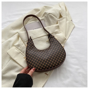 Draufsicht der Retro-Hobo-Tasche mit geometrischem Muster auf beigem Blazer