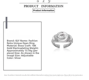 Vue détaillée d'une bague rose vintage argentée avec texture spirale et fini mat
