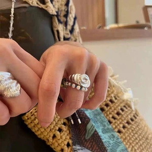 Bague rose vintage française avec texture en spirale pour femme dans un style bohème