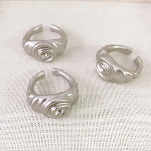 Lot de trois bagues vintage à texture spirale en argent mat avec design de rose sculptée