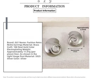 Détail de boucles d'oreilles vintage en forme d'escargot en laiton argenté et aiguilles S925
