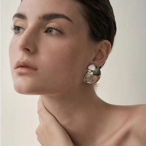 Boucles d'oreilles vintage en forme d'escargot au design organique et minimaliste argenté