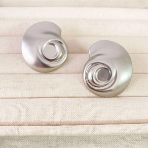 Boucles d'oreilles vintage en argent en forme d'escargot avec finition mate dans un coffret