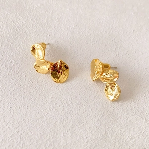 Orecchini a foglia d'oro con petali metallici plissettati dal design irregolare