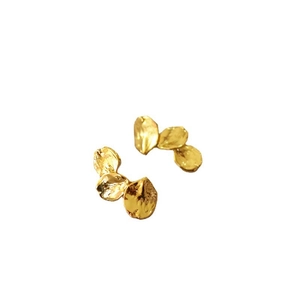 Eleganti orecchini a foglia d'oro con finitura martellata su petali in metallo