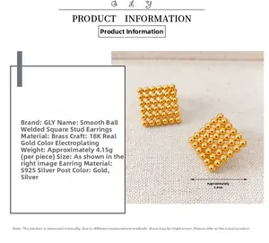 Détail de boucles d'oreilles en laiton plaqué or 18K avec tige en argent S925 et texture