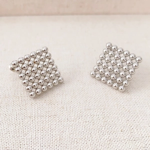 Puces d'oreilles carrées minimalistes en finition argent 925 au design moderne