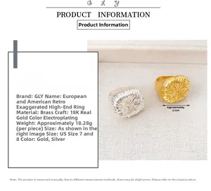 Dettaglio dell'anello in ottone placcato oro 18K con trama vintage e larghezza di 2,2 cm
