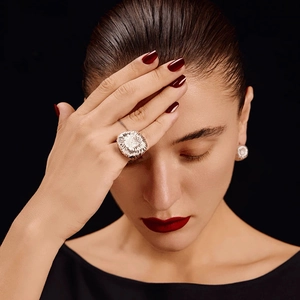 Anello vintage d'argento con motivo a raggiera indossato da modella su sfondo nero