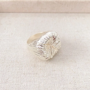 Anello quadrato stile vintage in metallo argento con trama radiante e design scultoreo 3D
