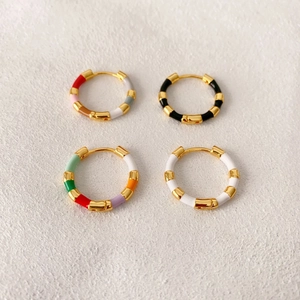Set di quattro orecchini a cerchio in smalto colorato placcati oro con cerniera