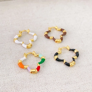 Orecchini a cerchio in smalto stile bambù nei colori bianco, marrone e nero