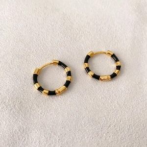 Orecchini a cerchio stile bambù in oro e smalto nero dal design minimalista
