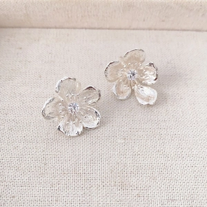 Vintage asymmetric S925 silver flower stud earrings with zircons on linen fabric