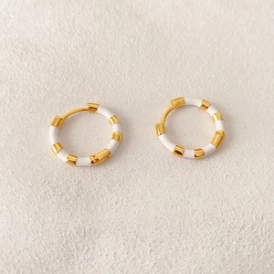 Orecchini a cerchio minimalisti in smalto bianco e placcati oro dal design elegante