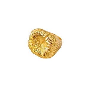 Anello quadrato dorato vintage con superficie plissettata a trama radiosa e stile retrò