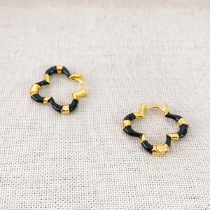 Eleganti orecchini a cerchio a quadrifoglio placcati oro con smalto nero lucido