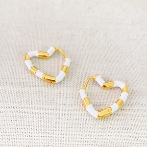 Macro di orecchini a cuore in stile bambù con strati alternati di oro e smalto bianco