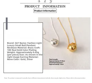 Détail du collier pendentif boule en laiton avec gravure You deserve to be loved