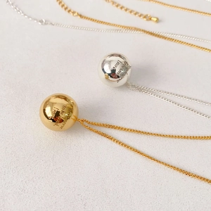 Collier avec pendentif boule poli en or et argent avec citation inspirante gravée