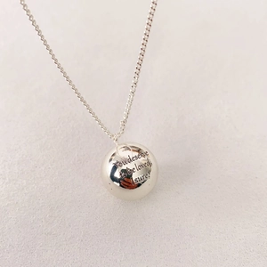 Collier élégant avec pendentif sphère argentée et gravure 'You deserve to be loved'