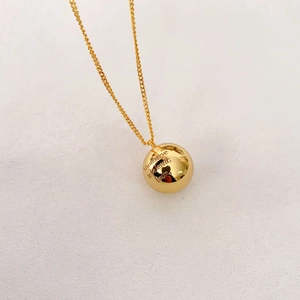 Collier à pendentif boule dorée élégante avec finition miroir et gravure inspirante