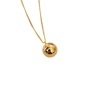 Collier élégant avec pendentif sphérique doré et gravure inspirante sur chaîne fine